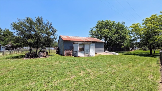 view of yard featuring an outdoor structure