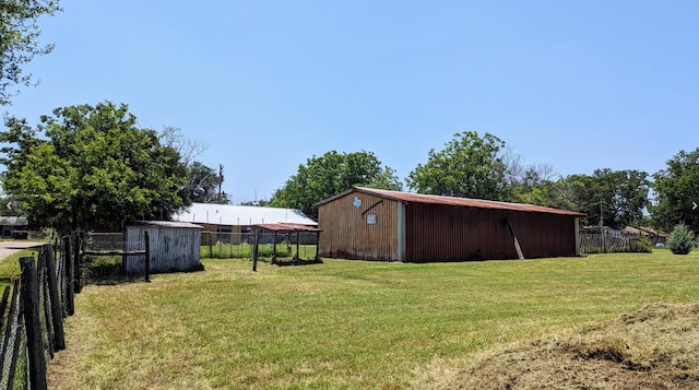 view of yard with an outdoor structure