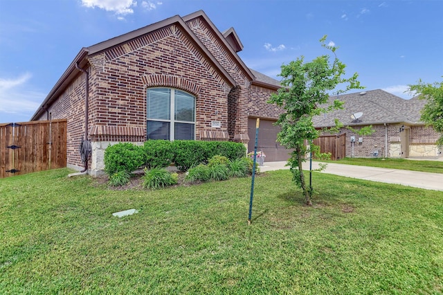 view of front of property featuring a front lawn and a garage