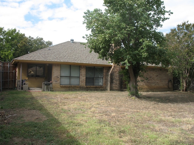 back of house featuring a lawn