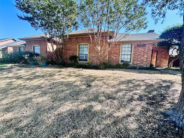 single story home with a front lawn