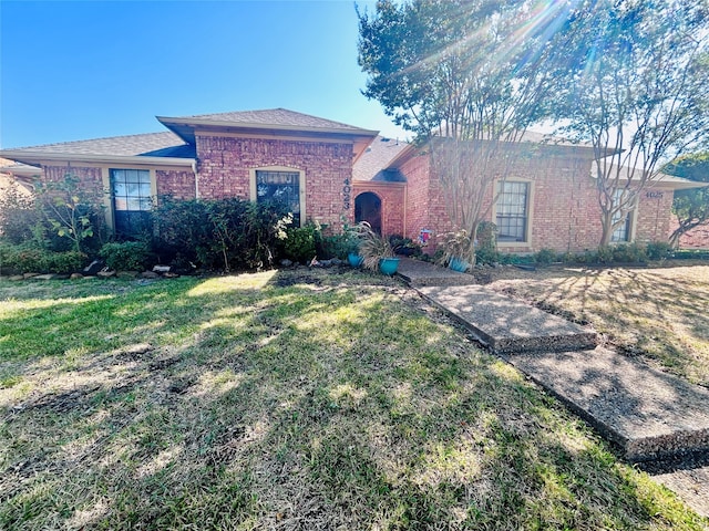 view of front of property with a front yard