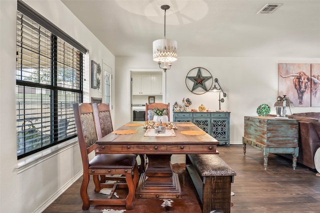 dining room featuring an inviting chandelier, dark wood finished floors, visible vents, and baseboards