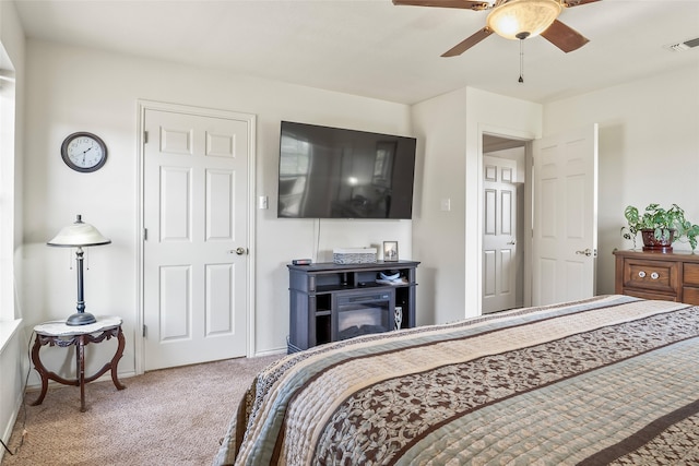 bedroom featuring carpet floors, baseboards, visible vents, and a ceiling fan