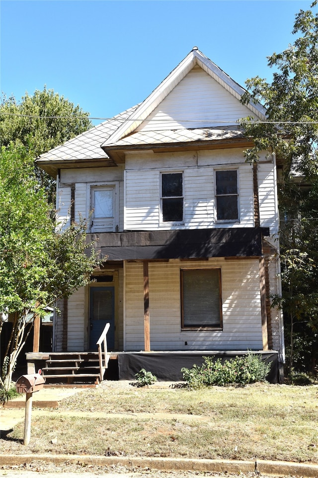 view of front facade with a porch and a front lawn