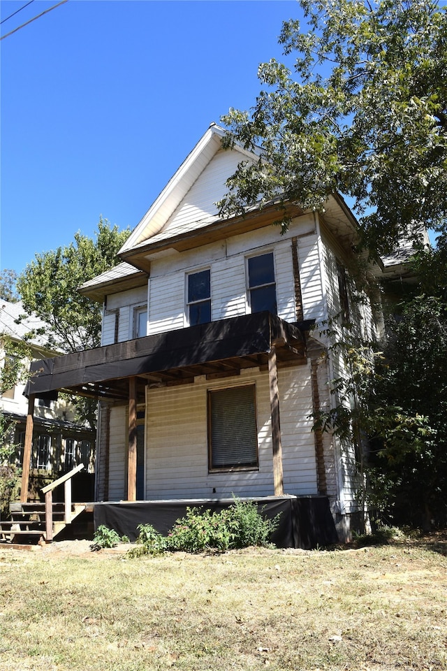 view of front of home featuring a front lawn