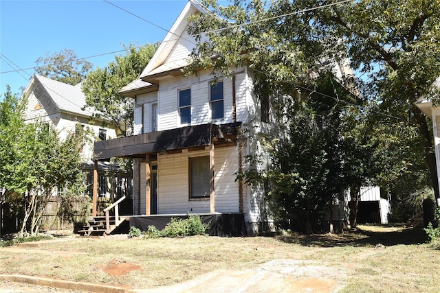 view of front of property with a front lawn