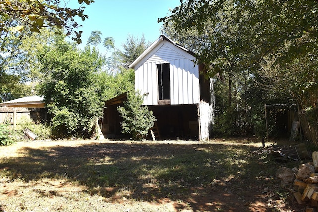 view of outdoor structure with a yard