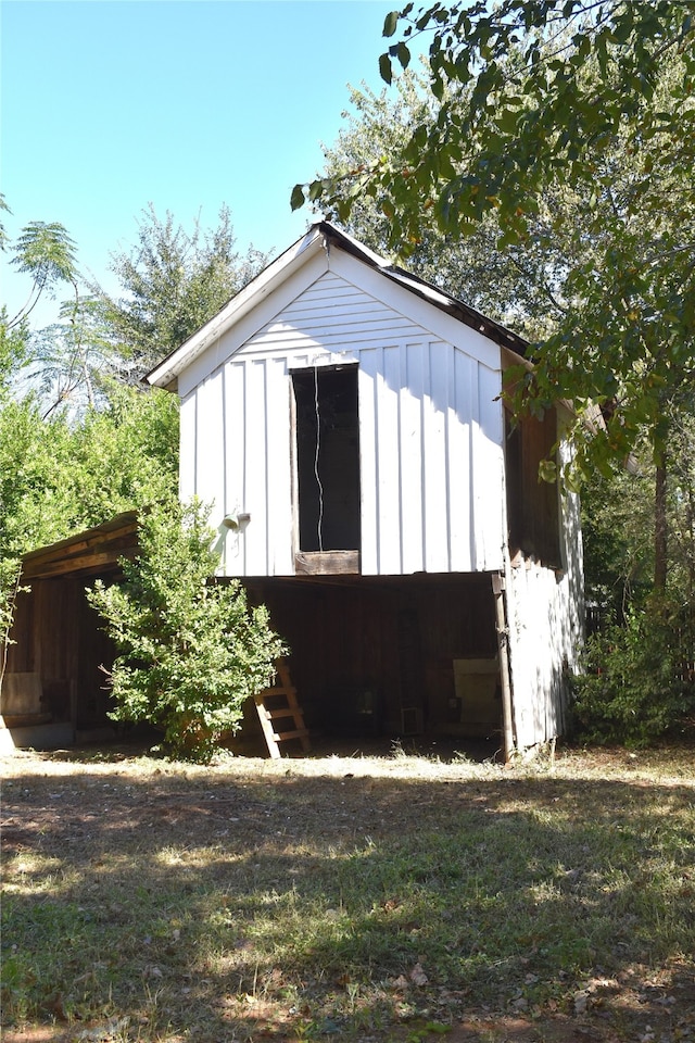 view of outbuilding with a yard