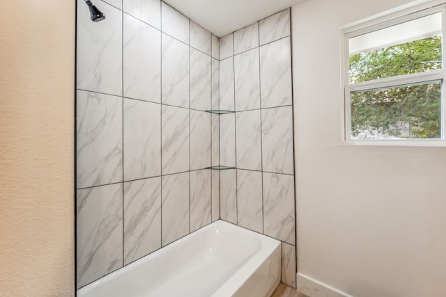 bathroom featuring tiled shower / bath combo