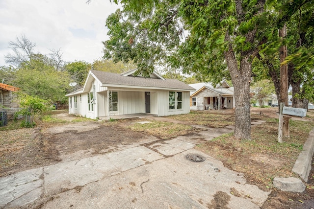 view of front of house featuring cooling unit and a porch