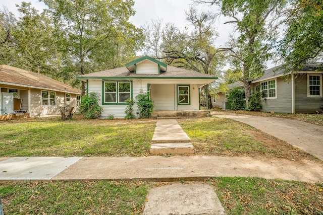 bungalow featuring a front yard