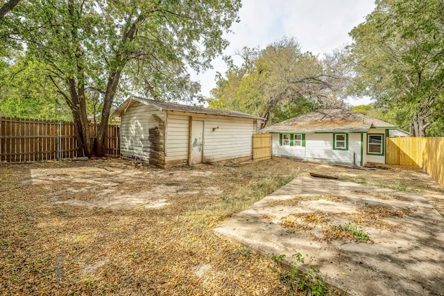 1046 W Green St, Stephenville, TX 76401 - back of property with a fenced backyard, an outbuilding, and a storage unit