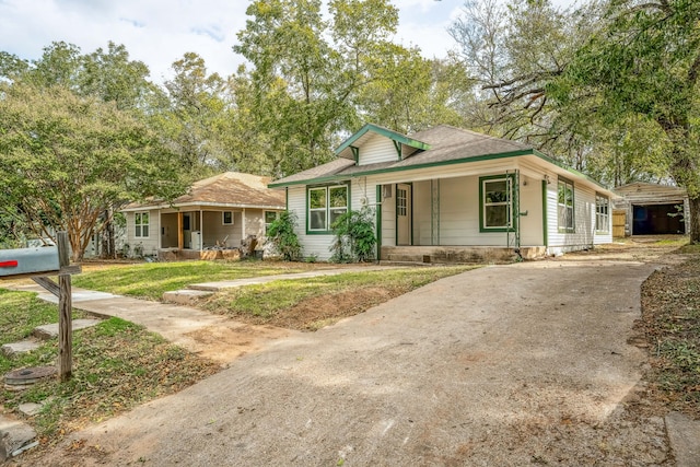 view of front facade featuring covered porch and a front yard