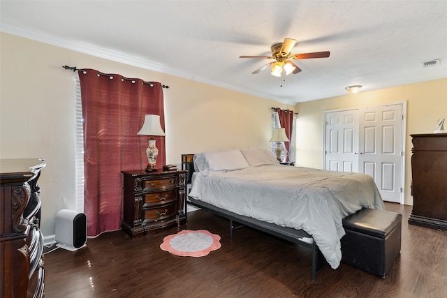 bedroom with a closet, dark wood-type flooring, and ceiling fan