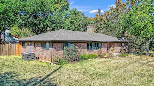 view of front of home featuring a front lawn