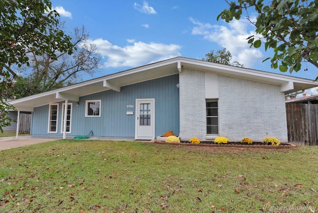 single story home featuring a front lawn