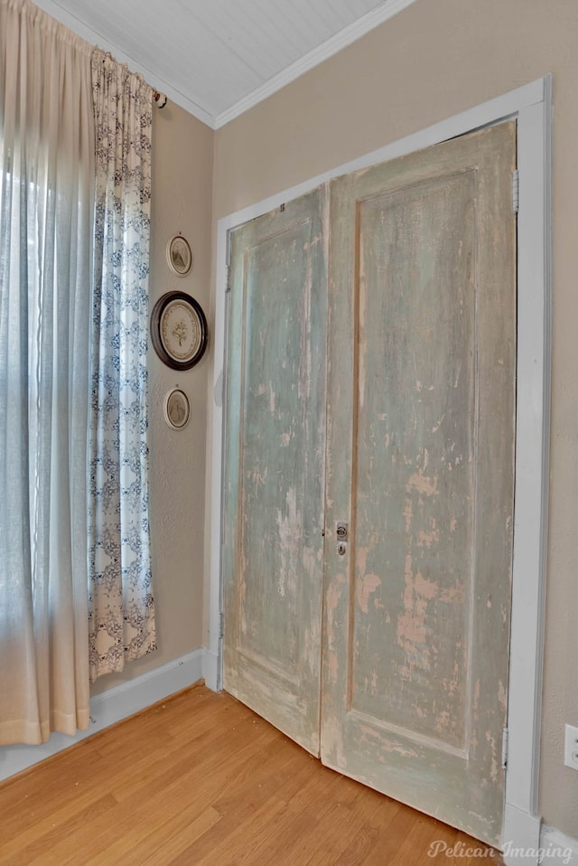 room details with ornamental molding and wood finished floors