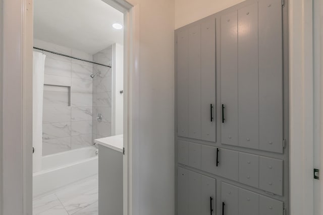 bathroom featuring vanity and tiled shower / bath