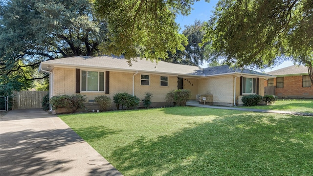 ranch-style house featuring a front yard