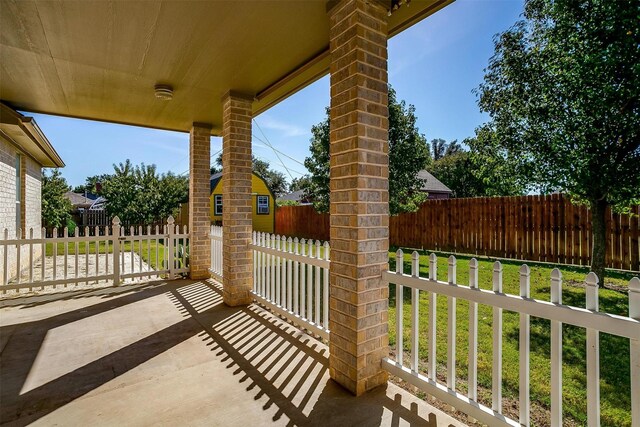 view of yard with an outdoor structure