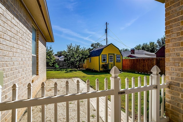 view of yard with a storage shed