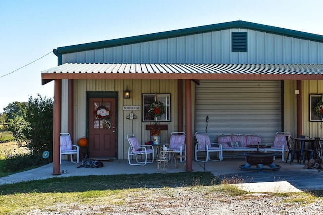 view of front of property featuring a patio and a fire pit