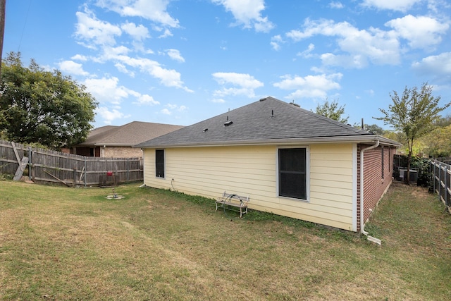 back of house featuring a lawn