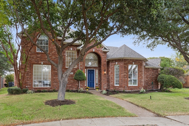 view of front of property featuring a front lawn