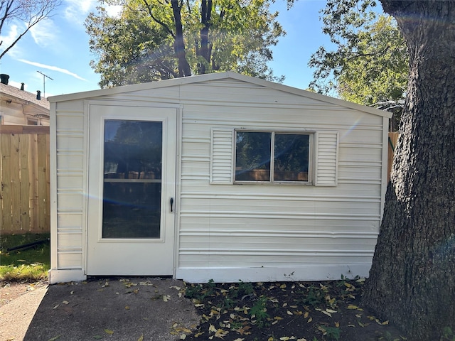 115 Whitham St, Irving, TX 75060 - view of outdoor structure featuring fence and an outbuilding