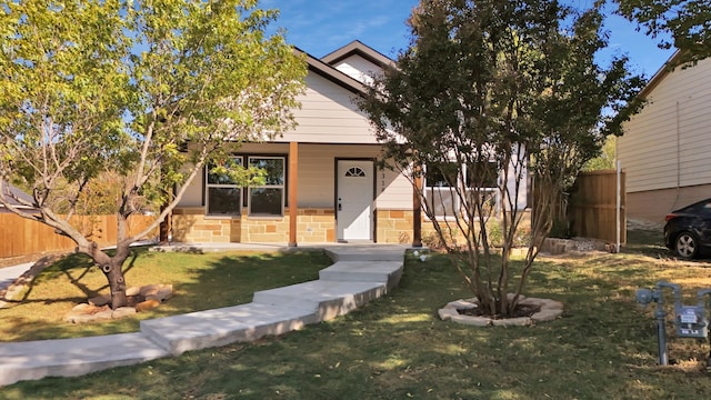 view of front of home featuring a front yard