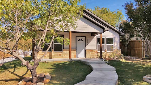 view of front of property featuring a front yard