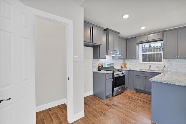 kitchen featuring gray cabinets, sink, stainless steel gas stove, and dark hardwood / wood-style flooring