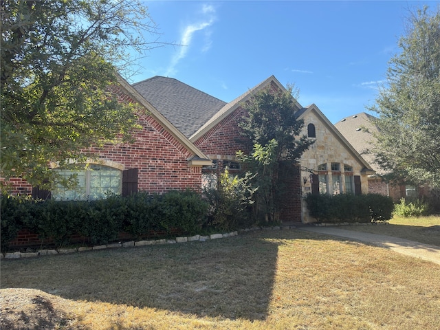 view of front facade with a front lawn