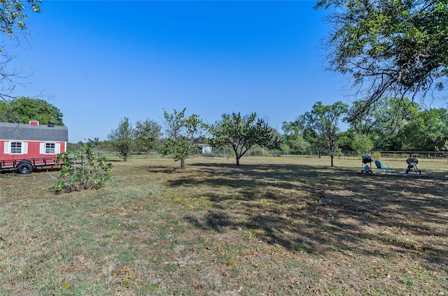 view of yard featuring a rural view