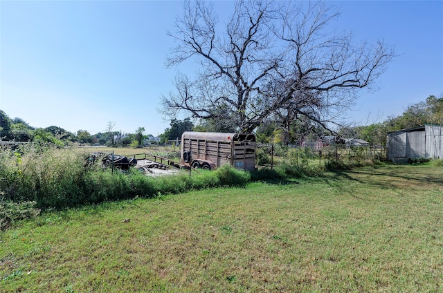 view of yard with an outdoor structure