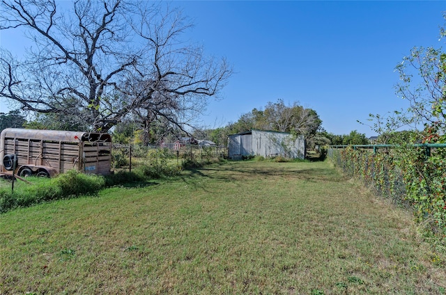 view of yard featuring an outbuilding