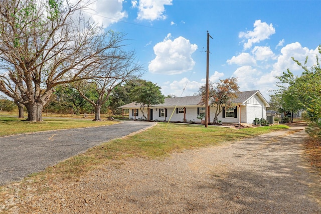 view of front facade featuring a front yard