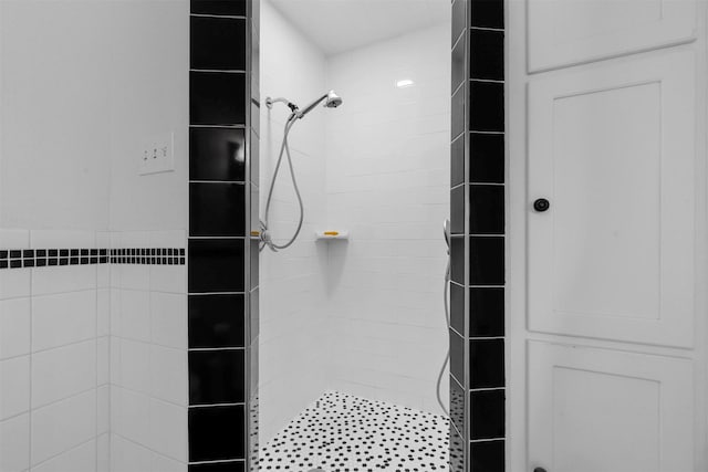 bathroom featuring a tile shower