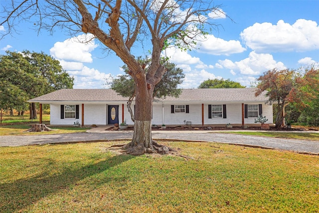 single story home with a front lawn