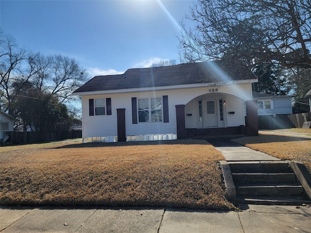 view of front facade featuring a front lawn