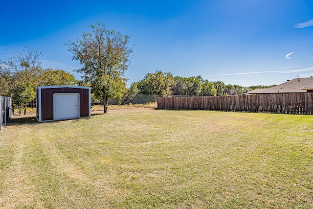 view of yard featuring a shed