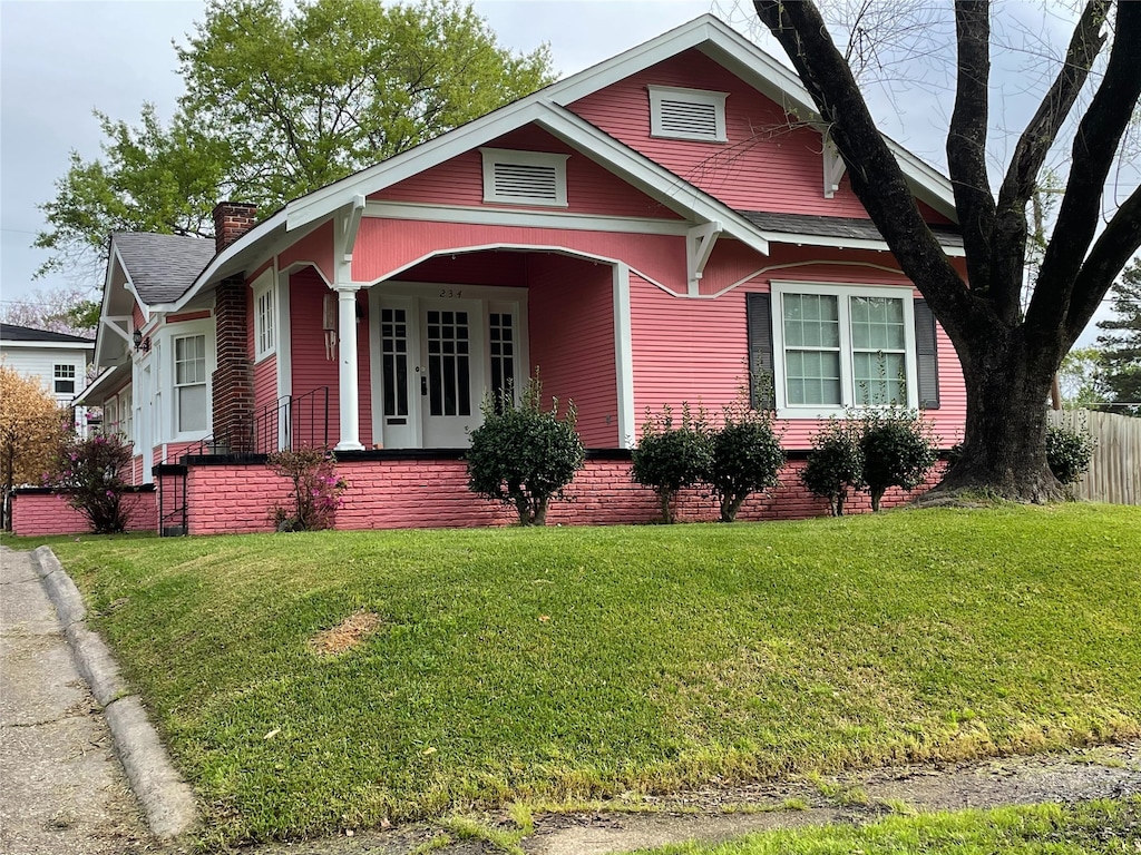 view of front of home with a front lawn