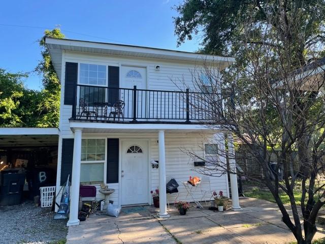 view of front of home featuring a balcony