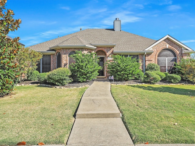 view of front of property featuring a front yard