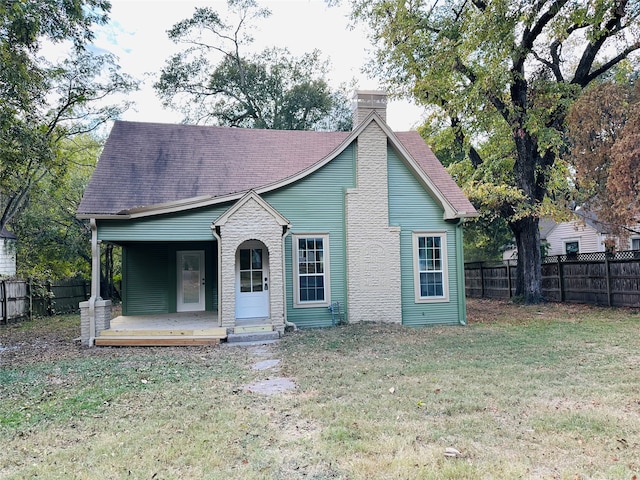 view of front of house with a front lawn