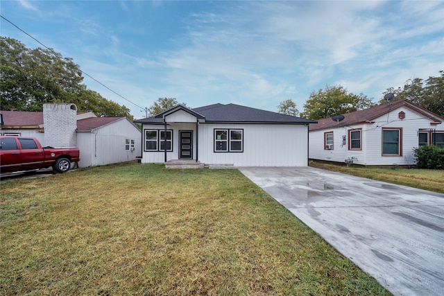 ranch-style home featuring a front yard