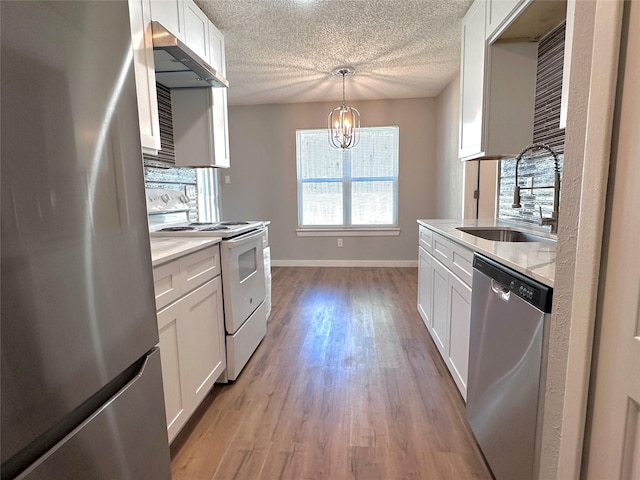 kitchen with sink, light wood-type flooring, a notable chandelier, white cabinetry, and stainless steel appliances