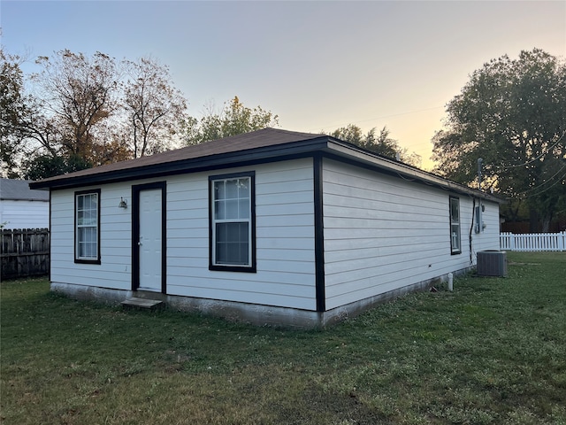 view of front of house featuring a yard