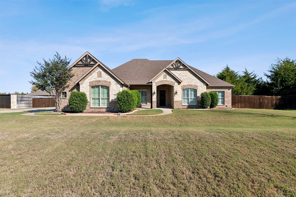 view of front of property with a front yard